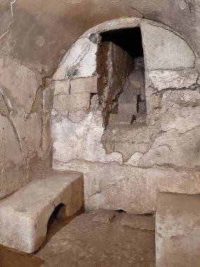 Napoli, Campania, İtalya - 4 Ocak 2020: Neapolis 'in arkeolojik kazıları San Lorenzo Maggiore Bazilikası altında gömüldü