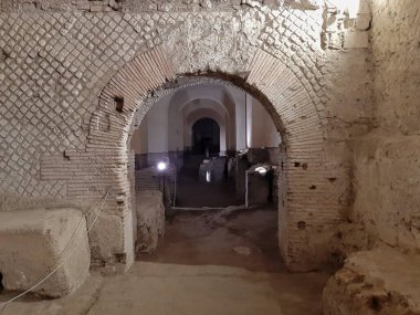 Napoli, Campania, İtalya - 4 Ocak 2020: Neapolis 'in arkeolojik kazıları San Lorenzo Maggiore Bazilikası altında gömüldü