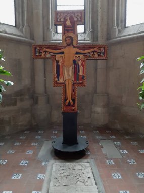 Napoli, Campania, İtalya - 4 Ocak 2020: 16. yüzyılda Piazza San Gaetano 'daki 1. yüzyıl Dioscuri Tapınağı' nın kalıntıları üzerine inşa edilen muazzam bazilika