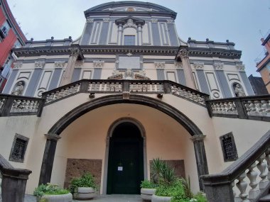 Napoli, Campania, İtalya - 4 Ocak 2020: 16. yüzyılda Piazza San Gaetano 'daki 1. yüzyıl Dioscuri Tapınağı' nın kalıntıları üzerine inşa edilen muazzam bazilika