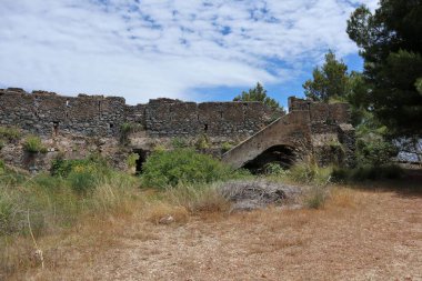Palinuro, Campania, İtalya - Haziran 2020: Faro 'dan Cala Fetente Kulesi' ne giden yol boyunca Napolyon tahkimatının kalıntıları