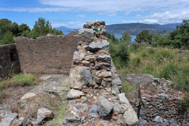 Palinuro, Campania, İtalya - Haziran 2020: Faro 'dan Cala Fetente Kulesi' ne giden yol boyunca Napolyon tahkimatının kalıntıları