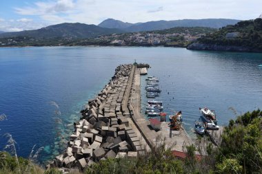 Palinuro, Campania, İtalya - 8 Haziran 2020: Kulelerin kıyı yolundan limanın dalgalı uçurumu