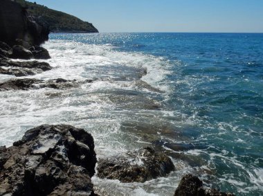 Palinuro, Campania, İtalya - 8 Haziran 2020: Limana bakan otelin kayalıklarında dalgalar