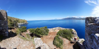 Palinuro, Campania, İtalya - 8 Haziran 2020: Punta Fortino 'daki Fortino Prodese kalıntılarından panoramik fotoğraf