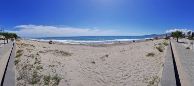 Ascea Marina, Campania, İtalya - 7 Haziran 2020: Lungomare Levante plajının panoramik fotoğrafı