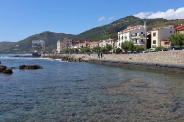 Acciaroli, Campania, İtalya - 7 Haziran 2020: Via Porto kıyı yolunun panoramik görüntüsü
