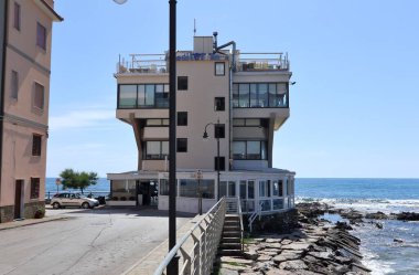 Acciaroli, Campania, İtalya - 7 Haziran 2020 Via Porto sahilindeki panoramik restoran