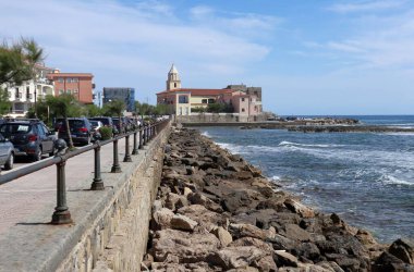 Acciaroli, Campania, İtalya - 7 Haziran 2020: Via Porto kıyı yolunun panoramik görüntüsü