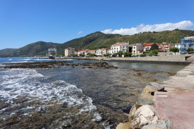 Acciaroli, Campania, İtalya - 7 Haziran 2020 Via Porto kıyı yolundan Grande plajı