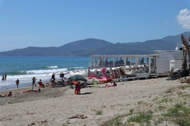 Ascea Marina, Campania, İtalya - 7 Haziran 2020: Lungomare Levante plajının panoraması