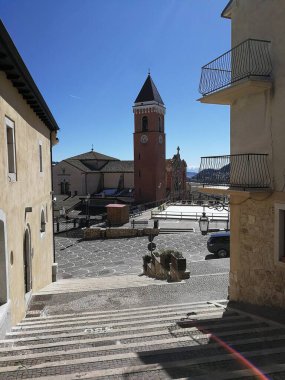 Rivisondoli, L 'Aquila, Abruzzo, İtalya - 15 Mart 2019: Sokak merdivenlerinden San Nicola di Bari Kilisesi