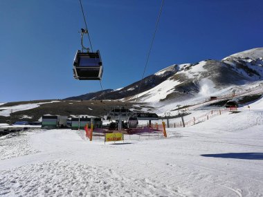 Roccaraso, L 'Aquila, Abruzzo, İtalya - 15 Mart 2019: Gravare kayak merkezinden Gondola, Aremogna