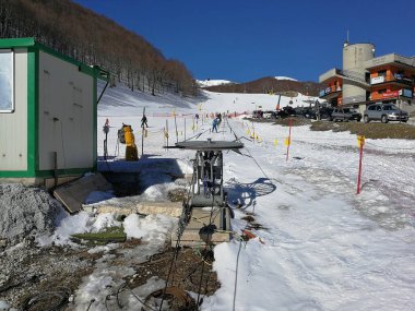 Roccaraso, L 'Aquila, Abruzzo, İtalya - 15 Mart 2019: Aremogna' daki Macchione kayak merkezindeki çocuklar için kayak asansörü