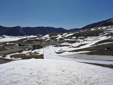Roccaraso, L 'Aquila, Abruzzo, İtalya - 15 Mart 2019: Madonna della Neve kilisesinden Mezarlığın Panoraması