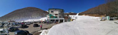 Roccaraso, L 'Aquila, Abruzzo, İtalya - 15 Mart 2019: Aremogna' daki Macchione kayak merkezinin panoramik fotoğrafı
