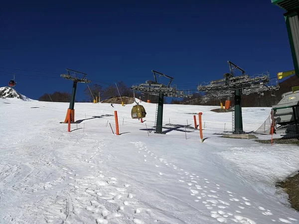 意大利阿布鲁佐 拉奎拉 罗卡拉索 2019年3月15日 马克基奥内滑雪胜地的帕罗蒂埃里座椅升降 位于阿布鲁佐 — 图库照片