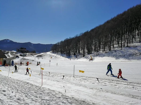 Roccaraso, L 'Aquila, Abruzzo, İtalya - 15 Mart 2019: Macchione çocuk kayak pistlerinde kayak hocası