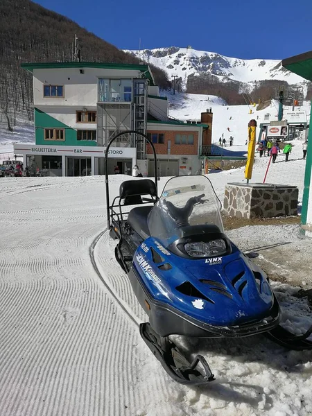 意大利阿布鲁佐 拉奎拉 罗卡拉索 2019年3月15日 雪地摩托在阿雷梅纳河畔的马乔内滑雪胜地 — 图库照片