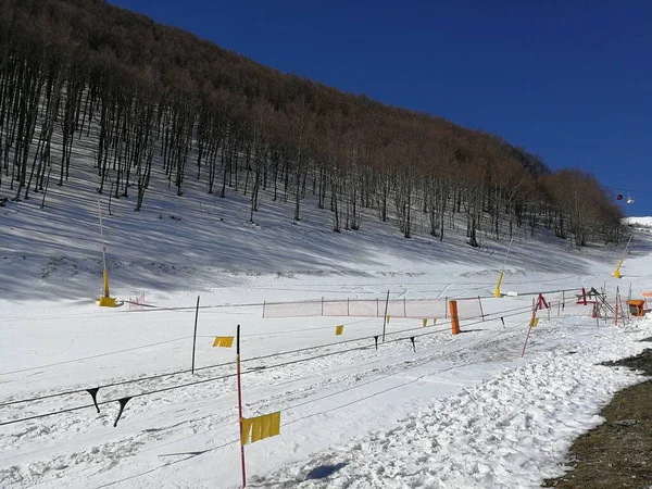 意大利阿布鲁佐 拉奎拉 罗卡拉索 2019年3月15日 在Aremogna的Macchione滑雪胜地 滑雪车为孩子们拉车 — 图库照片