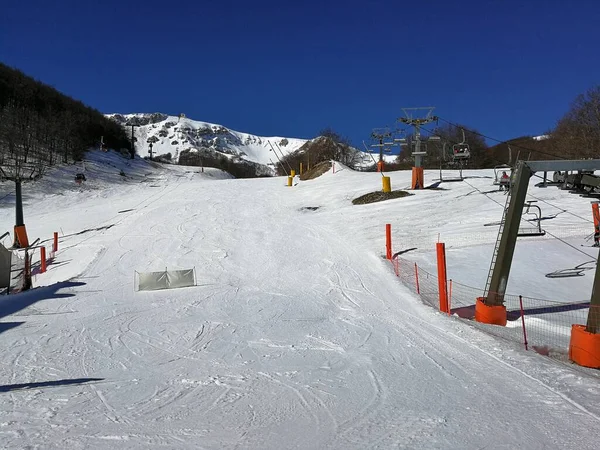 意大利阿布鲁佐 拉奎拉 罗卡拉索 2019年3月15日 马克基奥内滑雪胜地的帕罗蒂埃里座椅升降 位于阿布鲁佐 — 图库照片