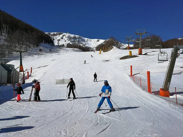 Roccaraso, L 'Aquila, Abruzzo, İtalya - 15 Mart 2019: Pallottieri kayak merkezi, Aremogna