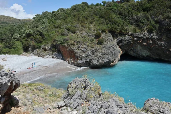 Marina di Camerota, Campania, İtalya - 9 Haziran 2020: Uçurumun tepesinden Cala Bianca plajı