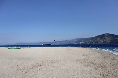 Messina, Sicilya, İtalya - 30 Ağustos 2020: Capo Peloro 'daki Punta Faro plajı