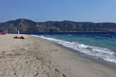 Messina, Sicilya, İtalya - 30 Ağustos 2020: Capo Peloro 'daki Punta Faro plajında turistler