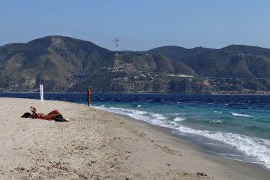 Messina, Sicilya, İtalya - 30 Ağustos 2020: Capo Peloro 'daki Punta Faro plajında turistler