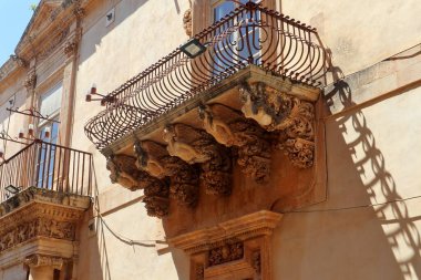 Noto, Sicilya, İtalya - 26 Ağustos 2020: Nicolaci di Villadorata Sarayı