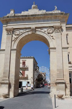 Noto, Sicilya, İtalya - 26 Ağustos 2020: Ulusal Kapı Porta Reale veya Ferdinandea olarak da bilinir