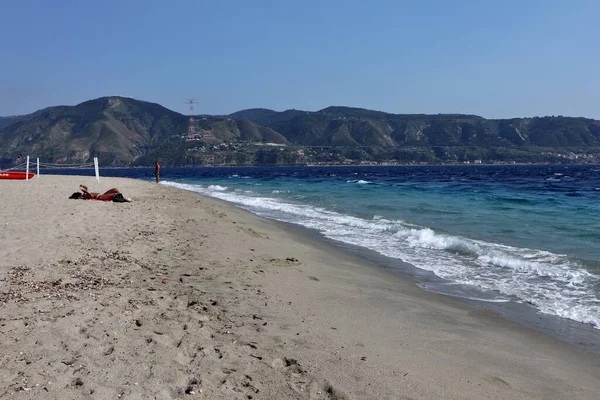 Messina, Sicilya, İtalya - 30 Ağustos 2020: Capo Peloro 'daki Punta Faro plajında turistler