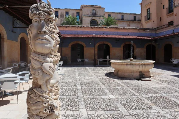 Noto, Sicilya, İtalya - 26 Ağustos 2020: Piazza Loggia del Mercato