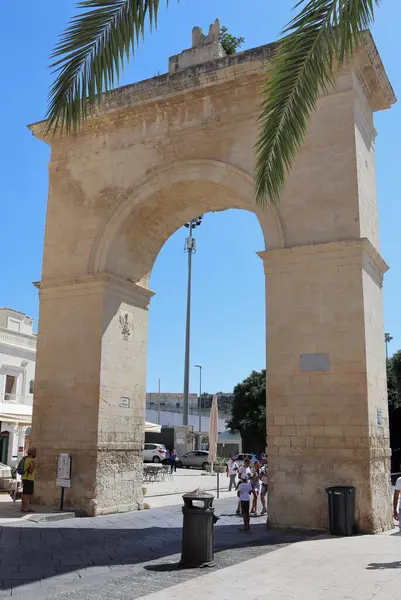 Noto, Sicilya, İtalya - 26 Ağustos 2020: Ulusal Kapı Porta Reale veya Ferdinandea olarak da bilinir