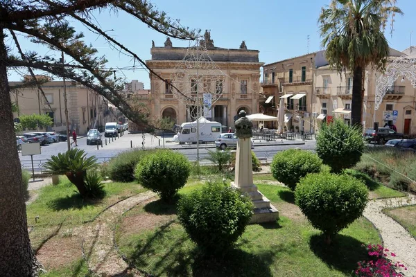 Noto, Sicilya, İtalya - 26 Ağustos 2020 Piazza XVI Maggio 'da Tina Di Lorenzo Tiyatrosu