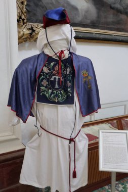 Noto, Sicilya, İtalya - 26 Ağustos 2020: Montevergine Kilisesi 'nde sergilenen birçok Noto kardeşliğinden birinin elbisesi