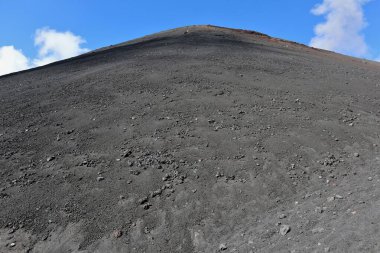 Catania, Sicilya, İtalya - 24 Ağustos 2020: Barbagallo Kraterlerinin kenarından Genel Bakış