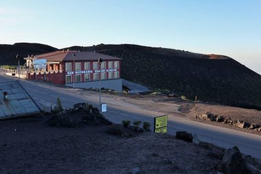 Nicolosi, Sicilya, İtalya - 24 Ağustos 2020: Şafakta Silvestri Kraterleri