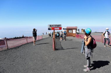 Catania, Sicilya, İtalya - 24 Ağustos 2020: Teleferiğin varış alanındaki yürüyüşçüler