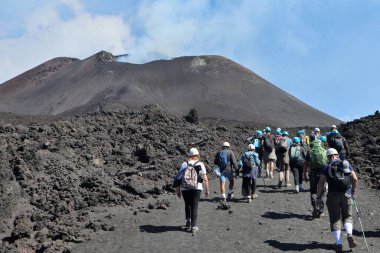 Nicolosi, Sicilya, İtalya - 24 Ağustos 2020: Kraterlerin izini süren yürüyüşçüler
