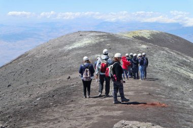 Nicolosi, Sicilya, İtalya - 24 Ağustos 2020: Bocca Nuova kraterinin kenarında gezginler