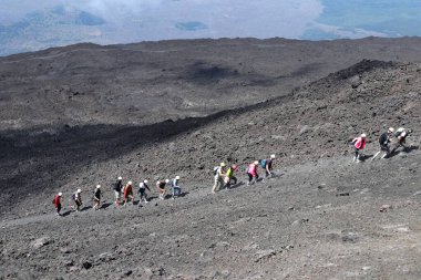 Nicolosi, Sicilya, İtalya - 24 Ağustos 2020: Kraterlerin izini süren yürüyüşçüler