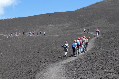 Nicolosi, Sicilya, İtalya - 24 Ağustos 2020: Kraterlerin izini süren yürüyüşçüler
