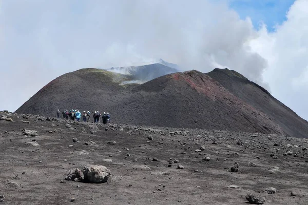 Nicolosi Sicilia Italia Agosto 2020 Excursionistas Borde Del Cráter Bocca —  Fotos de Stock