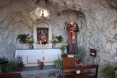 Castelmola, Sicilya, İtalya - 28 Ağustos 2020: Kalenin altındaki kayaya oyulmuş Madonna della Scala Şapeli girişi