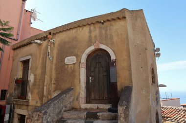 Castelmola, Sicilya, İtalya - 28 Ağustos 2020: Belediye kütüphanesi, katedralin manzarasına bakan Profesör Salvatore Gullotta 'ya adanmıştır.