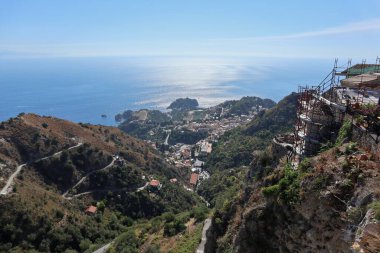 Castelmola, Sicilya, İtalya - 28 Ağustos 2020: Piazza Sant 'Antonio' nun gözcülerinden Taormina Panoraması