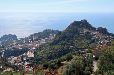 Castelmola, Sicilya, İtalya - 28 Ağustos 2020: Via Leonardo da Vinci 'den Monte Tauro' daki Taormina Kalesi Glimpse