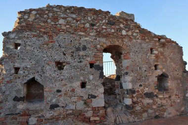 Castelmola, Sicilya, İtalya - 27 Ağustos 2020: Günbatımında Norman kalesinin kalıntıları